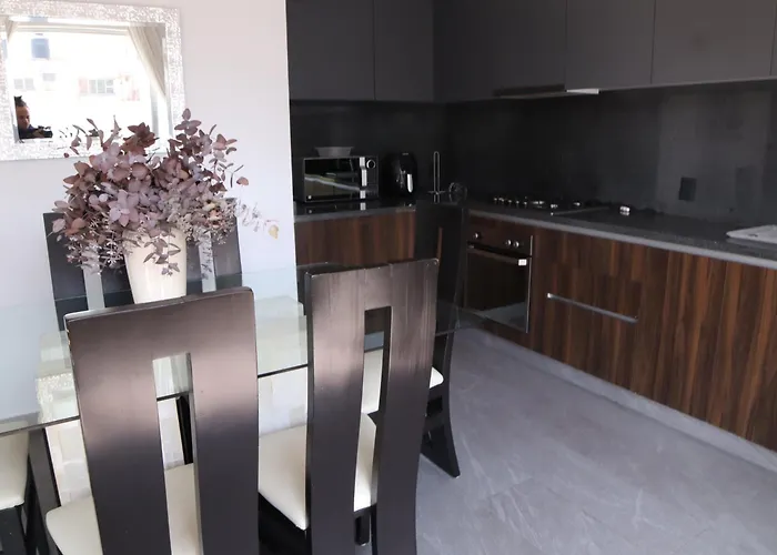 Totalmente Equipado, 3 Hab, 3 Banos, Balcon, Terraza, Cocina Y Lavandero